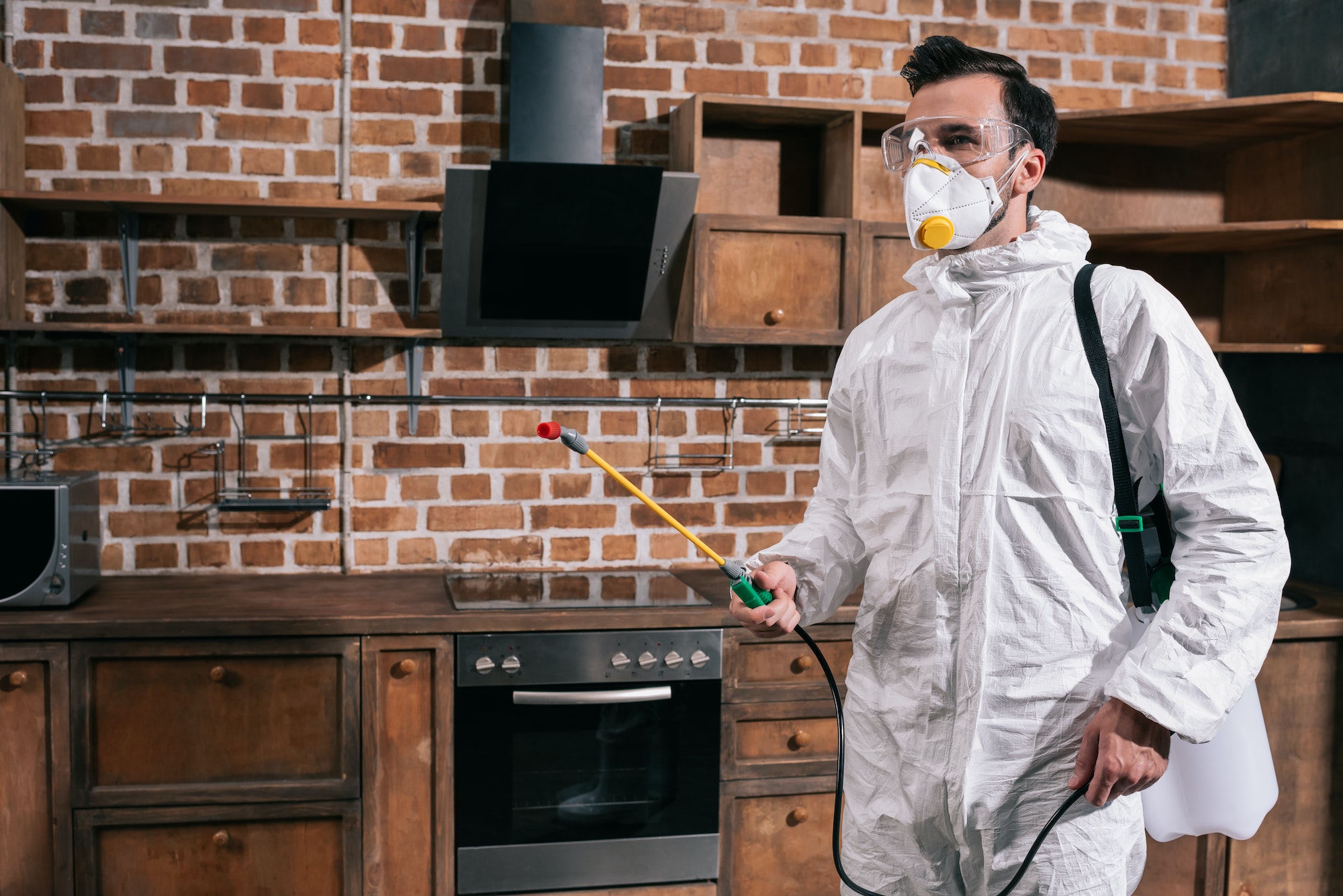 St. Louis Pest Control Marketing. Pest Technician Working.